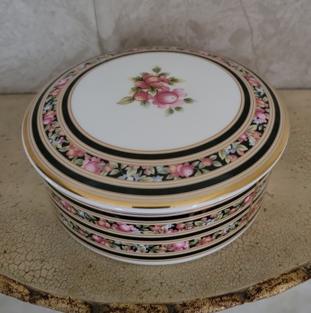 Wedgwood Clio Round Box With Lid